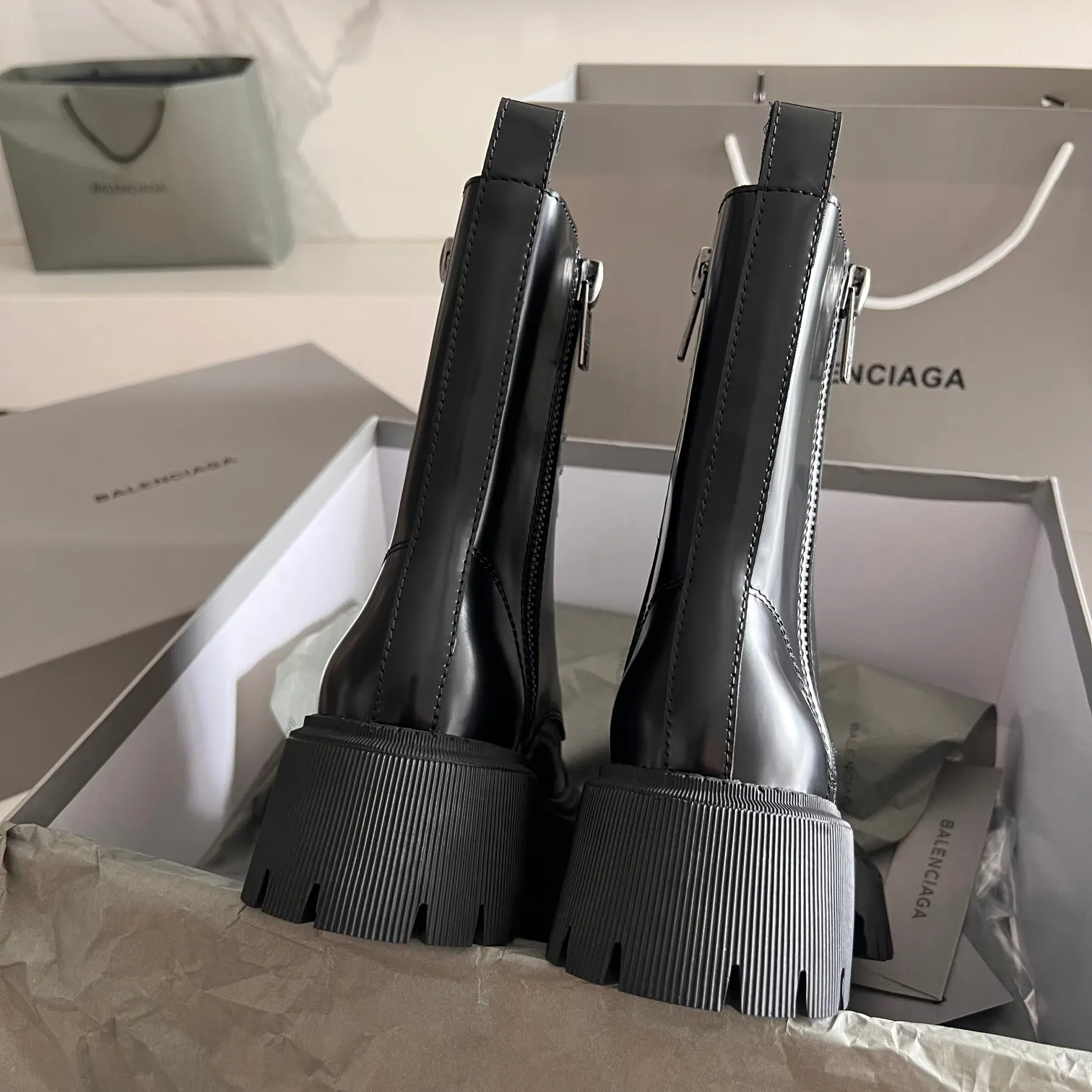 👟👟Ex-factory price 720💯💯Women's shoes Women's clothing BALENCIAGA# Balenciaga's new big-head derby shoes TRACTOR big-head derby shoes loafers👞 Original medium-gloss open-edge beaded cowhide. Restrained and stylish. Matched with the brand logo on the shoe cover. The rhythm of closing your eyes. The lining and foot pads are made of black silk cowhide. The texture is soft and delicate. The gear-type rubber outsole is increased by 5cm. Size: 35-40 (customized in size 40, non-refundable)